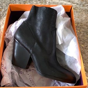 isola lani block heel bootie